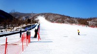 Korea Konsult pun menawarkan paket untuk bermalam di sana. Namun tidak khusus untuk bermalam, melainkan paket wisata bermain ski di kawasan resor Masik Ski. Tidurnya, baru di Masikryong Hotel (Dok. Korea Konsult)