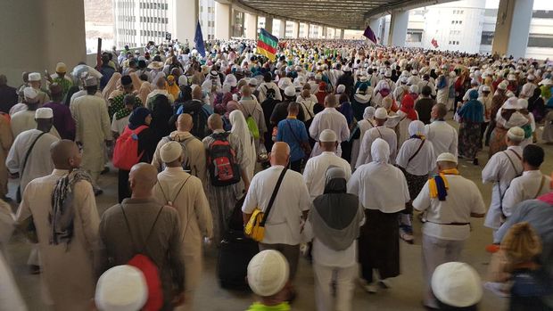Warna-warni Gaya Jemaah Indonesia di Tengah Prosesi Haji
