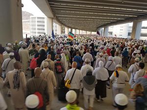 Momen Haru Jemaah Lansia Asal Indonesia Dipanggul Jemaah Suriah