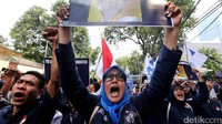 Sejumlah massa dari Barisan Muda (BM) PAN melakukan aksi unjuk rasa di depan Kedubes Myanmar, Jakarta, Senin (4/9/2017).