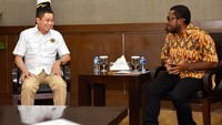 Pertemuan antara Ignasius Jonan dengan perwakilan masyarakat adat Papua dari suku Amungme dan Kamoro berlangsung selama 1 jam dari pukul 13.00 WIB hingga 14.00 WIB. (Kementerian ESDM).