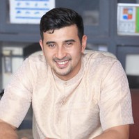 Ali Syakieb merupakan salah satu artis pria ganteng berwajah arab dengan hidung mancung dan kumis tipis. Foto: Instagram