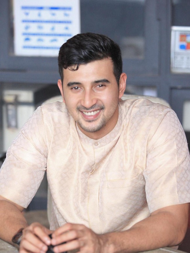 Ali Syakieb merupakan salah satu artis pria ganteng berwajah arab dengan hidung mancung dan kumis tipis. Foto: Instagram