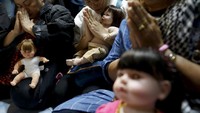 Masyarakat menganggap boneka ini adalah jimat, yang akan membawa peruntungan kepada kehidupan mereka (Patpicha Tanakasempipa/Reuters)