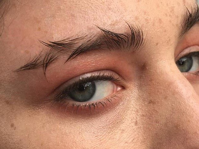 Alis Naga juga sempat jadi viral setelah tren alis bulu burung. Bentuknya alis dibuat runcing-runcing ke atas seperti bentuk badan naga.  Foto: dok. Instagram