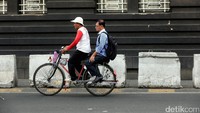 Meski harus mengerahkan tenaga ekstra, mengayuh sepeda bagi para pengojek tidak lagi sebagai beban.