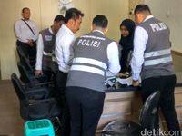 Polisi Geledah Kantor First Travel Cabang Sidoarjo