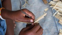 Selain bisa melihat budaya khas suku Fiji, traveler juga bisa membelo aneka tikar dan gelang yang dibuat dari daun pandan kering (Diane Selkirk/BBC)