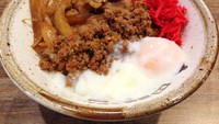 Tamoya yang ada di One Belpark Lt. Ground dan juga Central Park ini punya Karamiso Beef Rice. Rice bowl ini diberi topping daging cincang, telur setengah matang dan beni shoga (acar jahe). Foto: Istimewa