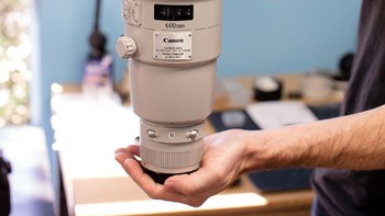 Dari luar, lensa 600mm ini terlihat baik-baik saja. Foto: Istimewa/Lens Rental