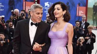 George Clooney, kepada Hollywood Reporter pernah mengaku susah tidur kalau tidak sambil nonton TV. Padahal tertidur dengan TV menyala bisa mengganggu kualitas tidur. Foto: Getty Images