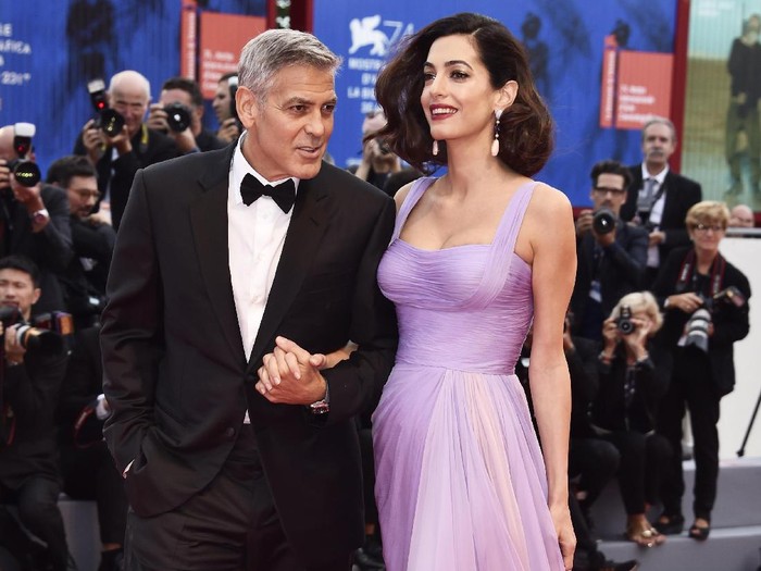 George Clooney VENICE, ITALY - SEPTEMBER 02: Amal Clooney and George Clooney walk the red carpet ahead of the Suburbicon screening during the 74th Venice Film Festival at Sala Grande on September 2, 2017 in Venice, Italy. (Photo by Vittorio Zunino Celotto/Getty Images)