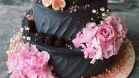 Terlihat cantik bukan? Tidak hanya menarik karna warna hitamnya, wedding cake yang satu ini makin cantik dengan buah berry dan bunga berwarna pink di setiap sudut cake. Foto: Istimewa