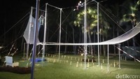 Trapeze by the Star adalah aksi sirkus yang dilakukan pada malam hari. Kamu akan merasakan melayang dari satu ayunan ke ayunan lain di bawah langit yang bertabur bintang (Bonauli/detikTravel)