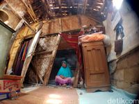 Mak Cacih dan Keluarga Huni Gubuk Miring di Sukabumi