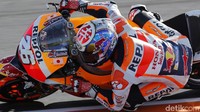 Itu terlihat dari tulisan Jepang yang tersemat di bagian atas helm Pedrosa. Banyak yang penasaran apa arti tulisan tersebut. Dalam sebuah konferensi pers yang digelar di Sirkuit Silverstone Inggris kemarin, Pedrosa pun mengatakan tulisan tersebut memiliki arti banyak. Foto: Box Repsol