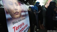 Setelah Burma merdeka pada Januari 1948, ketegangan antara pemerintah dengan Muslim Rohingya berlanjut dengan gerakan politik dan bersenjata. Sekitar 13.000 orang Rohingya mencari perlindungan di kamp pengungsian India dan Pakistan. Hal inilah yang menyebabkan mereka ditolak hak warga negaranya untuk kembali ke Birma dan terjadilah penolakan terhadap Muslim Rohingya. 