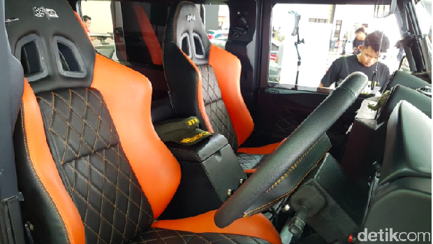  Mobil  Perkasa Land  Rover  Defender  Raih Interior  Terbaik