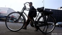 Untuk meningkatkan pelayanan para penumpang agar tetap betah, boncengan di belakang diberi sadel motor yang empuk dan nyaman. Juga tersedia payung yang siap digunakan di kala hujan.