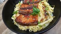 Restoran Jepang yang bernama Sekai ini ada di kawasan Senopati. Tidak hanya sushi, tapi juga ada donburi enak bernama Salmon Teriyaki Jyu. Nasi putih yang disajikan dengan topping telur dadar dan salmon berbumbu teriyaki. Oishi! Foto: Istimewa