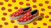 Pencinta pizza wajib punya sepatu ini. Vans keluarkan Pizza Slip-ons yang menggemaskan. Tak ketinggalan, t-shirts bertema senada. Foto: Istimewa