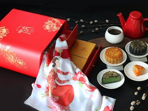 JIA Punya Lady Mooncake, Mooncake Spesial dengan Scarf Patrick Owen
