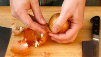 Kulit bawang kaya akan quercetin antioksidan yang dapat membantu mengatur tekanan darah. Bagian luar bawang juga cocok untuk dibuat sebagai campuran dari sayuran, atau menambahkan rasa ekstra pada sup maupun kuah kaldu. Foto: Istimewa