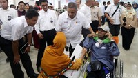 Sofyan Basir menyapa pasien.