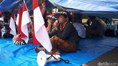Petani Kendeng Berkemah di Depan Istana
