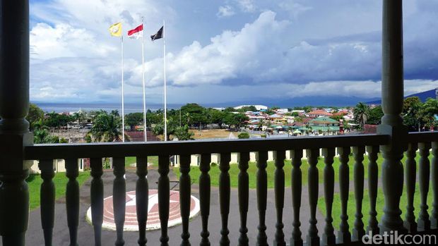 lambang3 Bendera Kesultanan Ternate bersanding dengan bendera Merah Putih (Wahyu/detikTravel)