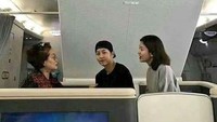 Satu foto lain yang juga tersebar di media sosial menunjukkan pasangan ini sedang berada di kabin pesawat. Foto: Twitter