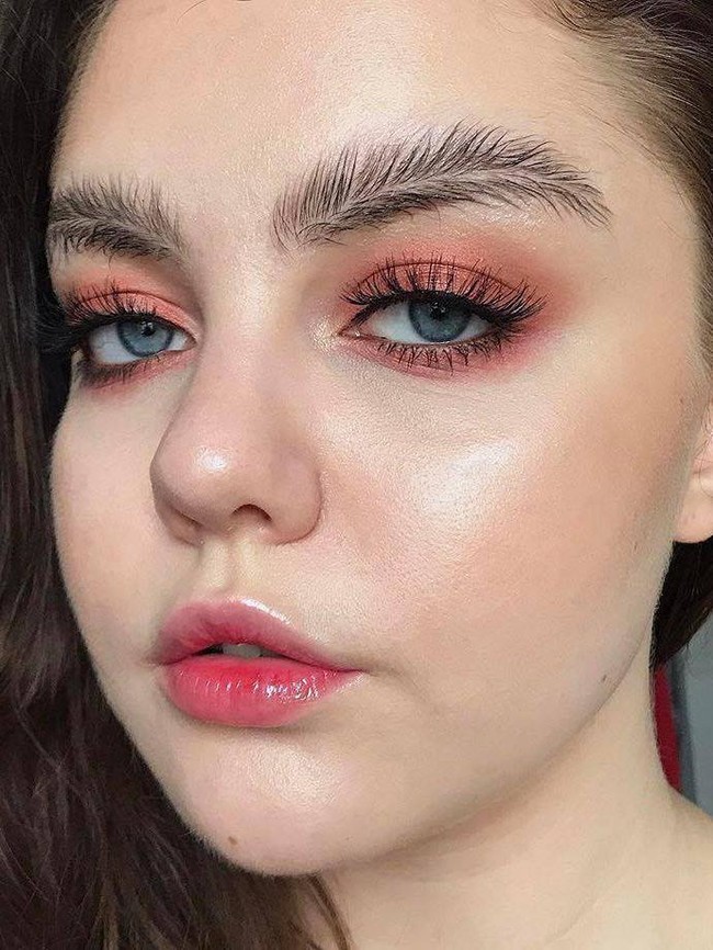 Alis dengan bentuk bulu burung juga sempat jadi tren. Alis seperti dibagi dua sehingga menciptakan efek seperti bulu burung. Foto: dok. Instagram