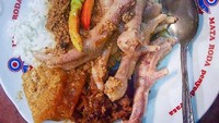 Nasi gudeg bukan hanya enak dengan lauk opor ayam, tetapi opor ceker juga sedap. Apalagi sudah lembut kenyal seperti racikan gudeg bu Joyo di Bringharjo ini.Foto: Istimewa