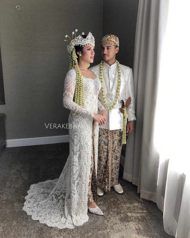 Raisa tampil sebagai pengantin adat Sunda saat akad nikah dengan Hamish Daud. Kebaya putih klasik dengan kerah lebar berdetail cantik milik Raisa adalah rancangan Vera Kebaya. Foto: Dok. Instagram