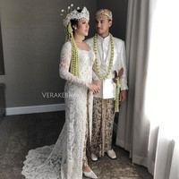 Raisa tampil sebagai pengantin adat Sunda saat akad nikah dengan Hamish Daud. Kebaya putih klasik dengan kerah lebar berdetail cantik milik Raisa adalah rancangan Vera Kebaya. Foto: Dok. Instagram