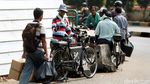 Persaingan Ketat, Ojek Sepeda Tetap Bertahan