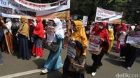 Saat itu terjadi pembantaian muslim Rohingya oleh pasukan pro Inggris. Sedikitnya 100 ribu muslim Rohingya tewas dan ribuan desa hancur dalam tragedi tersebut. Sejak itu muslim Rohingya hidup dalam ketakutan. 