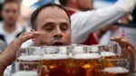 Angkut 27 Liter Bir, Pria Jerman Ini Pecahkan Rekor Dunia