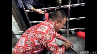 Dia membongkar kopernya dan menunjukkan isinya kepada wartawan. Foto: Nur Indah/detikcom