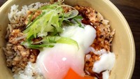 Ini surganya pecinta donburi. Donburi Ichiya memiliki Salmon Aburi dengan paduan onsen tamago. Telur setengah matang berpadu dengan saus lada hitam dan daging salmon yang gurih. Nyam! Foto: Istimewa