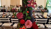 Wedding cake berwarna hitam yang satu ini terlihat lebih cantik dengan rangkaian berbagai macam bunga dengan warna cerah yang diletakkan setinggi cake. Foto: Istimewa