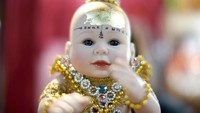 Boneka yang mereka jadikan jimat adalah boneka plastik. Boneka mereka beli di toko boneka atau secara online (Patpicha Tanakasempipa/Reuters)