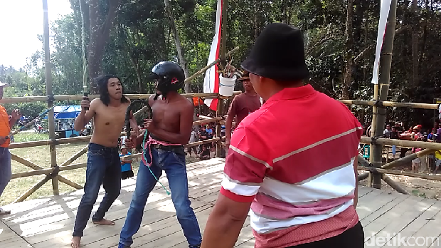Warga Blitar Gelar Ritual Minta Hujan