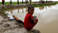 Tatapan seorang anak Rohingya saat perjalanan mengungsi. REUTERS/Mohammad Ponir Hossain.