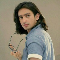 Omar Daniel aktor tampan dengan sedikit kumis tipis yang menempel di wajahnya. Foto: Instagram