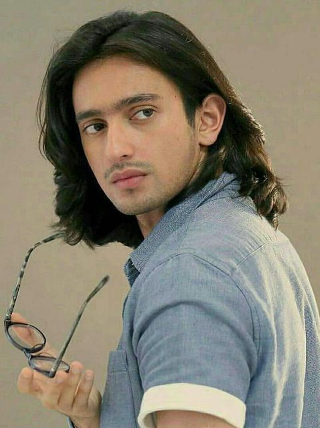 Omar Daniel aktor tampan dengan sedikit kumis tipis yang menempel di wajahnya. Foto: Instagram