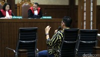 Kalau dilihat dari rangkaian kesaksiannya seperti itu. Kesaksian Bu Elsa dan informasi. Saya hanya menyampaikan. Itu yang tidak bisa mereka keluar dari jeratan itu, kata Farhat Abbas di Pengadilan Negeri Tindak Pidana Kororupsi, Jakarta, Senin (4/9/2017).