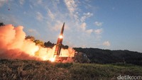 Tampak api membakar area peluncuran rudal. Defense Ministry/Yonhap/via REUTERS.