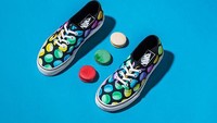 Selain pizza, Vans juga punya sneakers macaron. Dasar hitam permukaan sepatu tampak meriah dengan gambar kepingan macaron di sekelilingnya. Foto: Istimewa