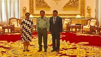 Pada Senin (4/9) siang, Menlu Retno Marsudi bertemu dengan Panglima militer Myanmar Jenderal U Min Aung Hlaing untuk membahas krisis etnis Rohingya di Rakhine State. Retno meminta kekerasan di Myanmar dihentikan.